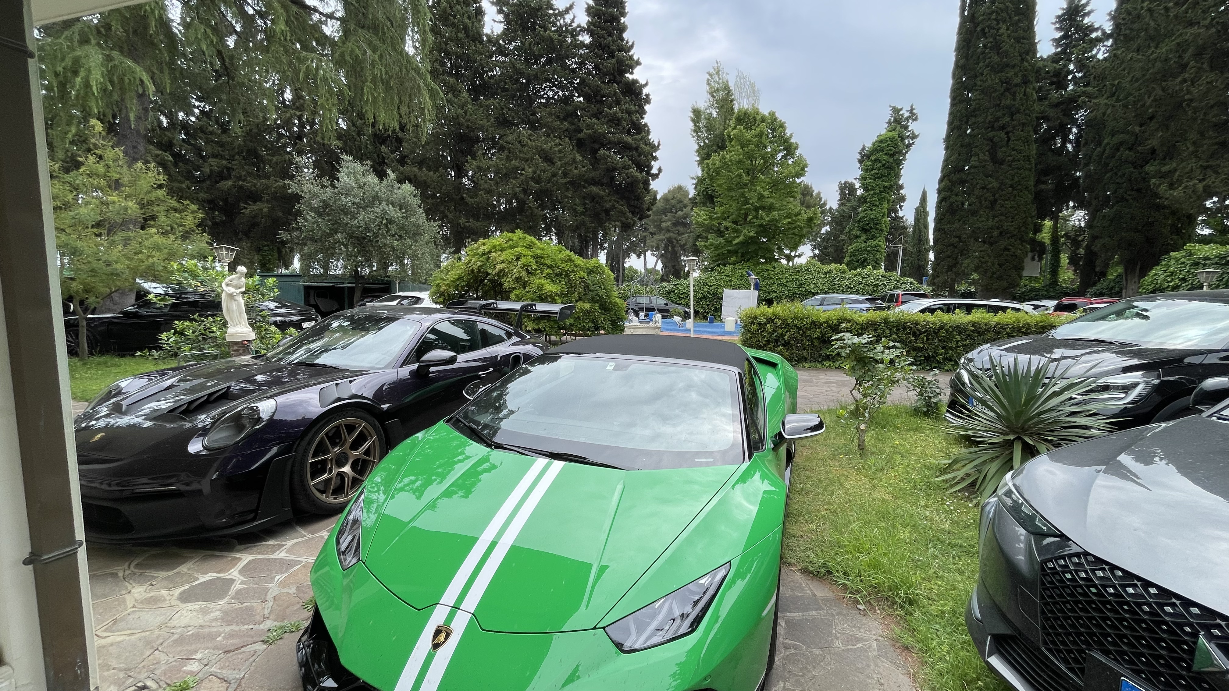 Lamborghini e Porsche GT3 con statua villa
