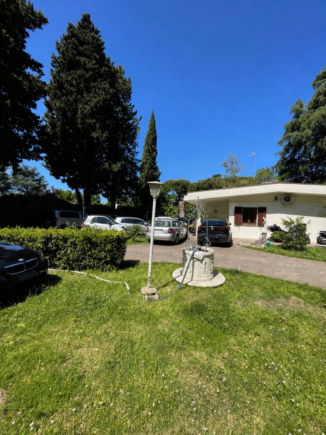 Il giardino della villa — Parcheggio Custodito Maia