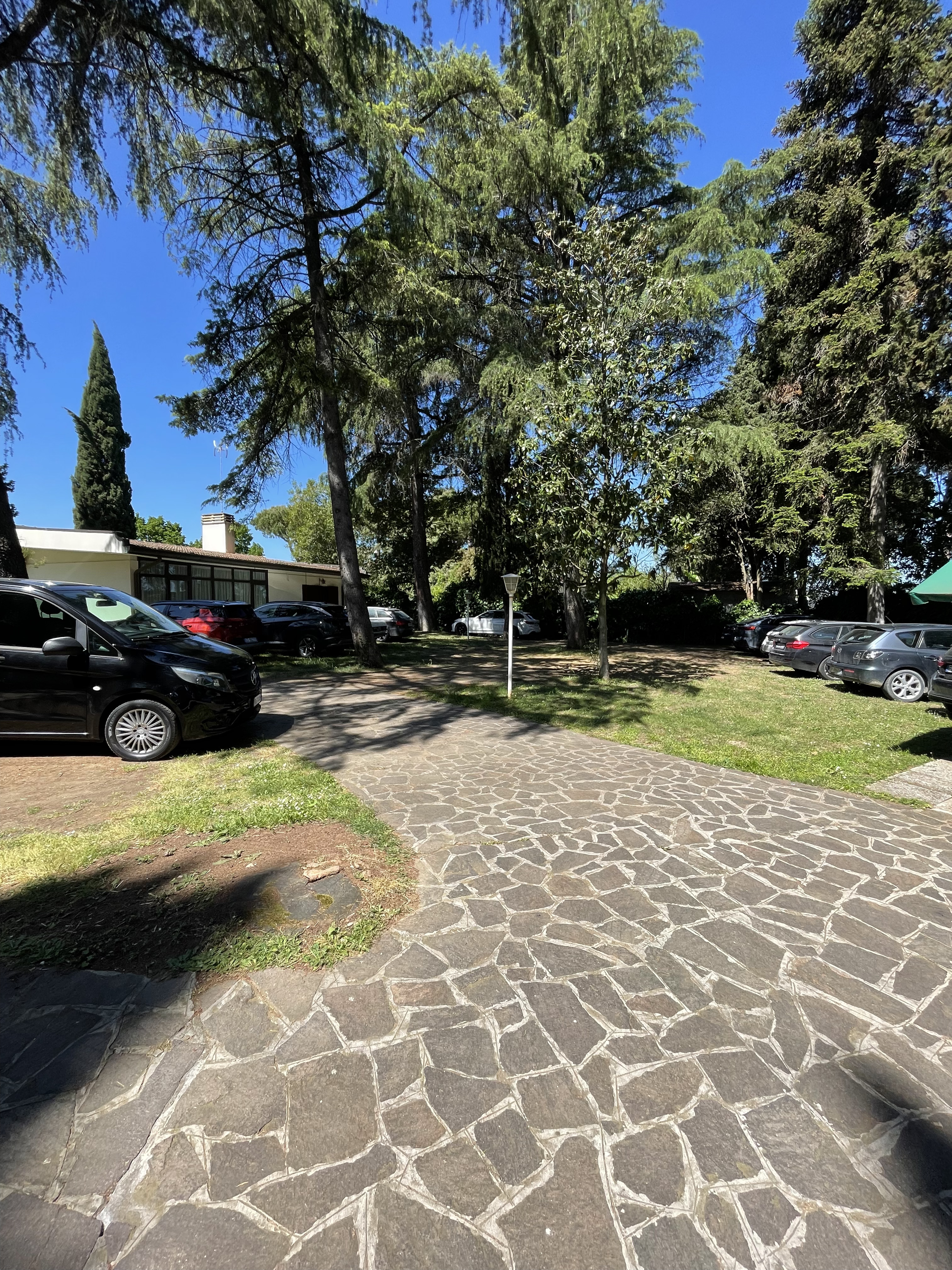 Vialetto in pietra — Parcheggio Custodito Maia